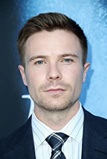 How tall is Joe Dempsie?